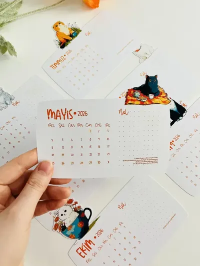 Kedi Temalı 2026 Masa Takvimi - Ahşap Standlı 12 Aylık İllüstrasyon Takvim