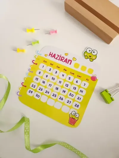 Sanrio Temalı 2026 Masa Takvimi - Kawaii Tasarımlı Ahşap Standlı 12 Aylık Takvim