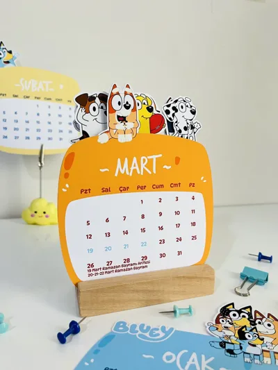 Bluey Masa Takvimi 2026 | Ahşap Standlı Sevimli Çocuk Takvimi | Hediye Seçeneği