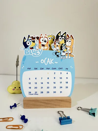 Bluey Masa Takvimi 2026 | Ahşap Standlı Sevimli Çocuk Takvimi | Hediye Seçeneği